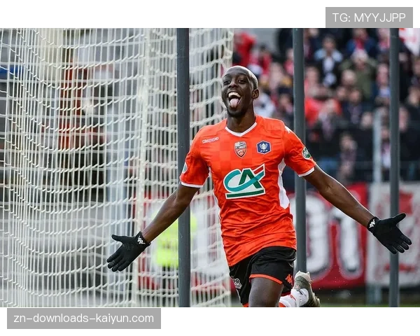 通讯:洛里昂主场突降大雨,工作人员紧急铺撒吸水材料 通讯:洛里昂主场突降大雨,工作人员紧急铺撒吸水材料